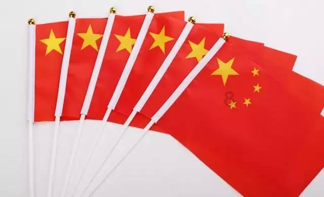 事发长沙地铁3号线,警察徒手翻了10个垃圾桶……